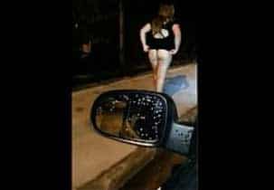 mulher de vestido curto mostra calcinha na rua