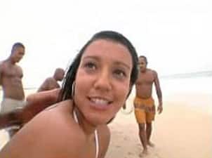 mulher transando na praia em suruba