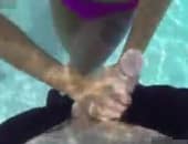 Novinhas batem punheta na piscina pro amigo dotado