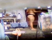 Flagra vizinha pelada toma banho na favela